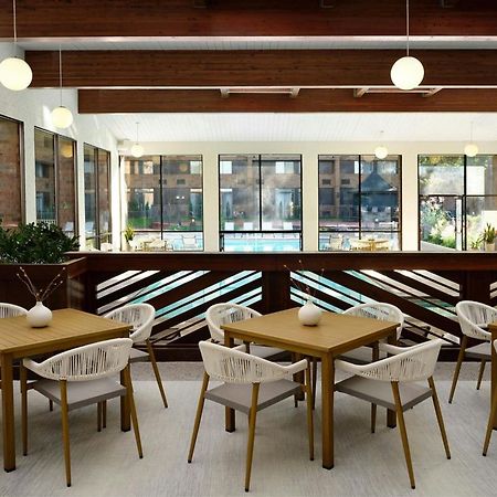 Sheraton Grand Rapids Airport Hotel Каскейд Экстерьер фото