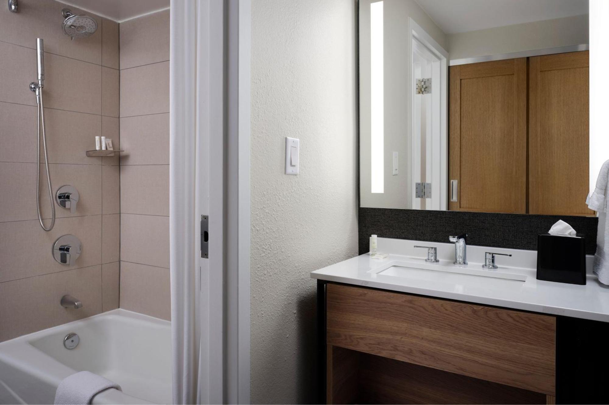 Sheraton Grand Rapids Airport Hotel Каскейд Экстерьер фото