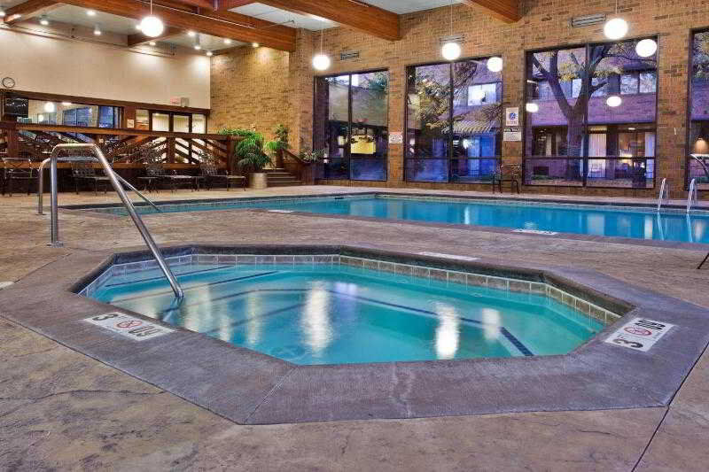 Sheraton Grand Rapids Airport Hotel Каскейд Экстерьер фото